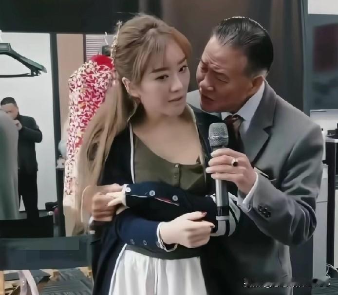 网友谈及万梓良时，
总会夸赞他巅峰时期的气质丝毫不输周润发。
当年的他魅力四射，