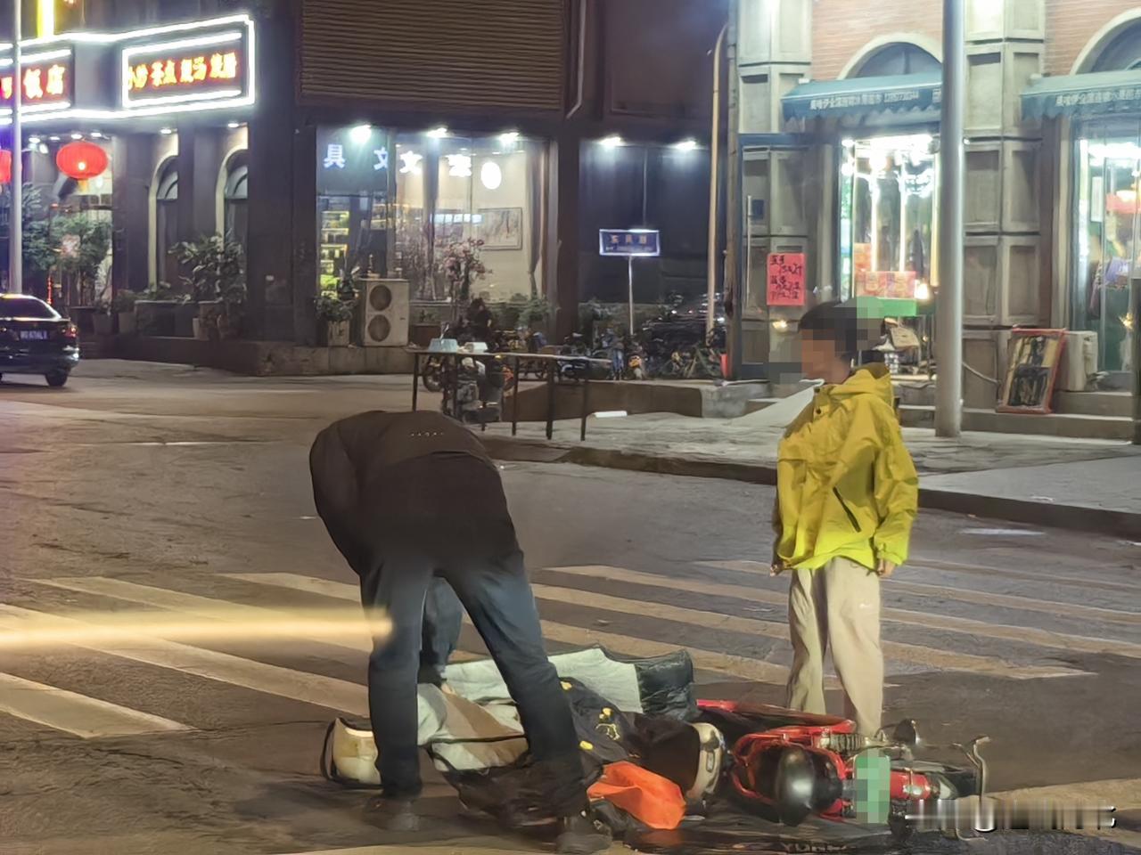 【深夜石家庄路口！电动车斑马线上侧翻，大人孩子双双摔倒】3月19日晚21点46分