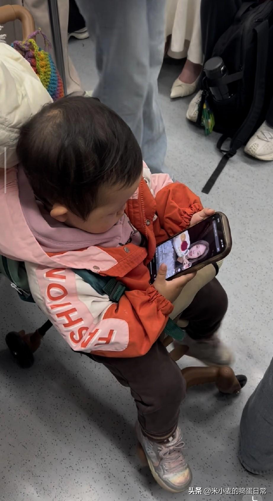 天塌了！地铁上奶奶带娃刷抖音
这一幕看得我揪心到窒息
 
在地铁2号线，中午12