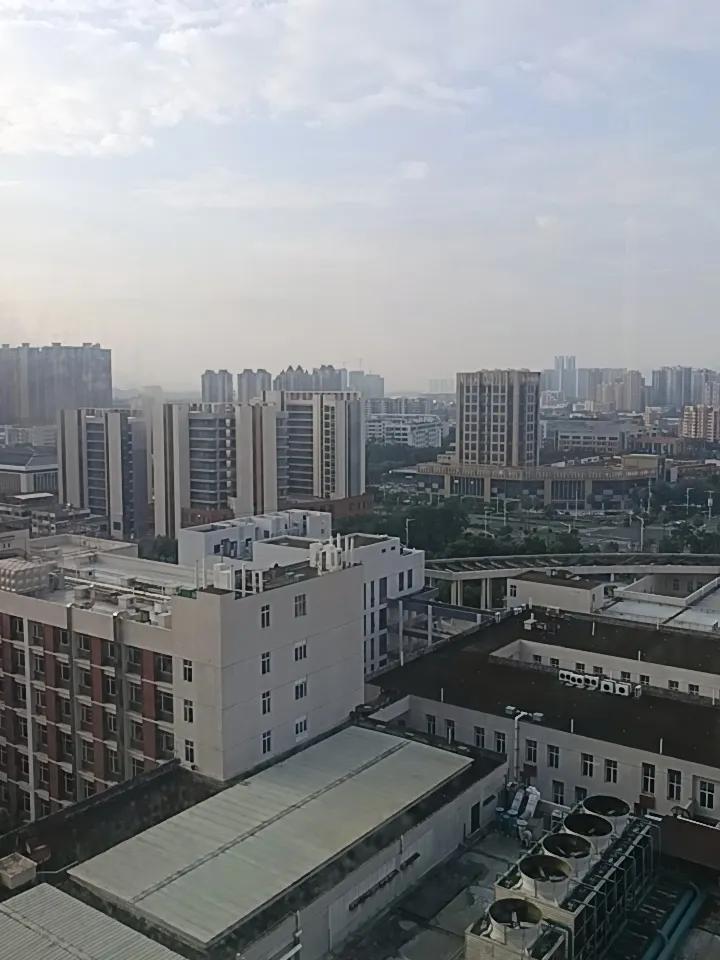 家人们谁懂啊，这个天气真的很好，又说是台风天，没有一点雨。不过我喜欢