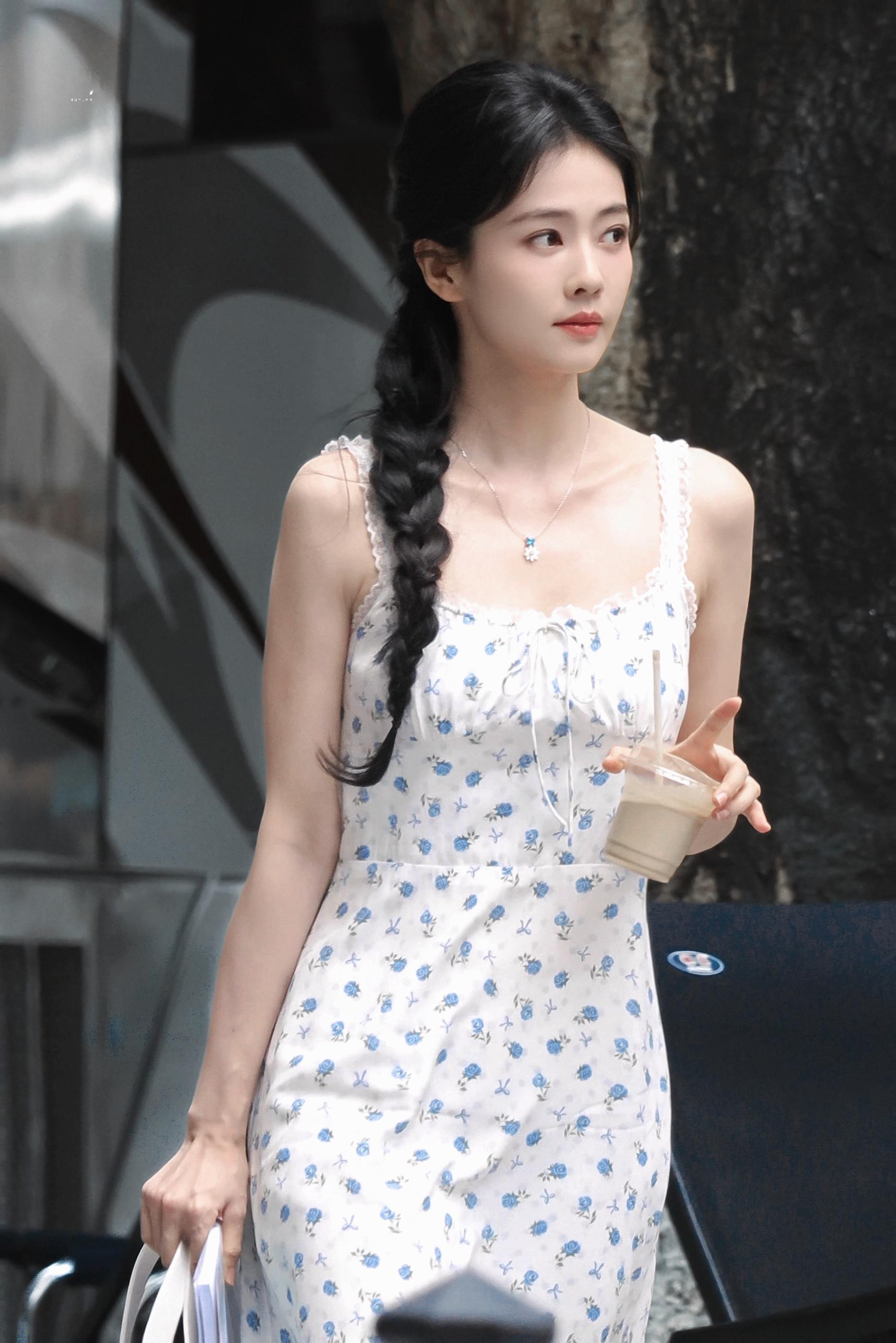 韵娜蓝白小花🥺小雏菊项链点缀得也很合适哇 