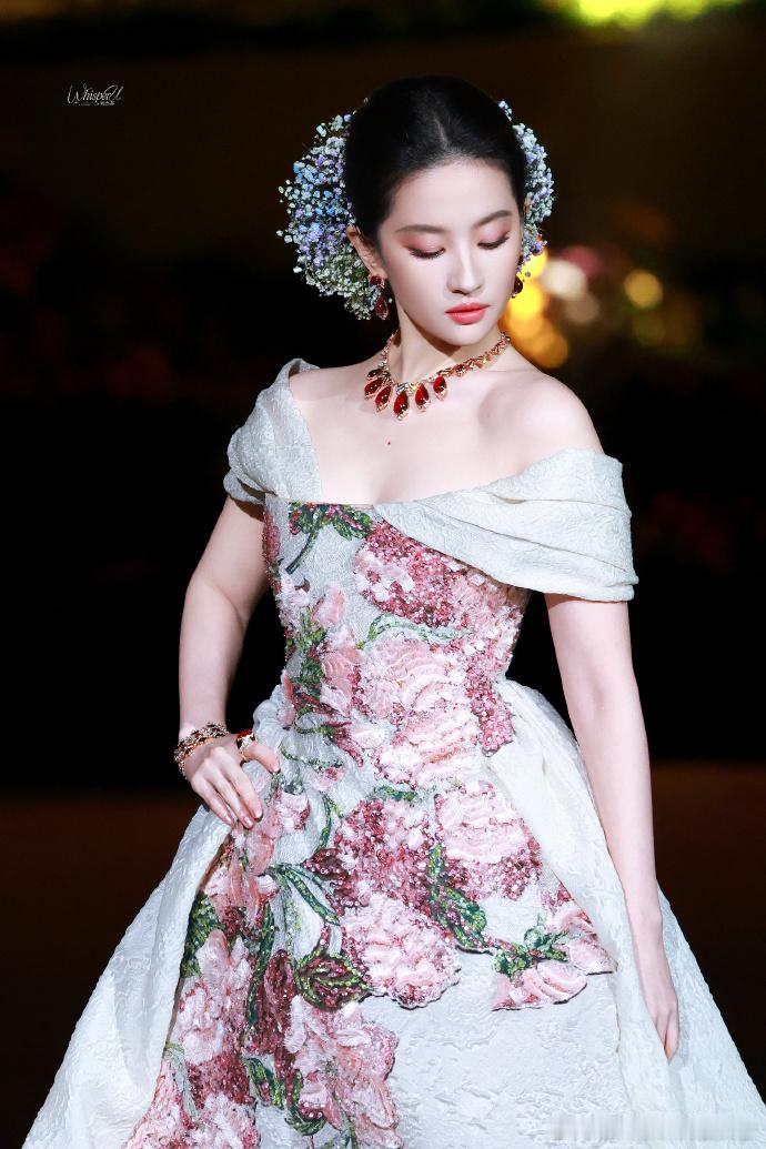 Elle今天发的第一条博是刘亦菲刘亦菲vogue晚会给elle送祝福刘亦菲 VO