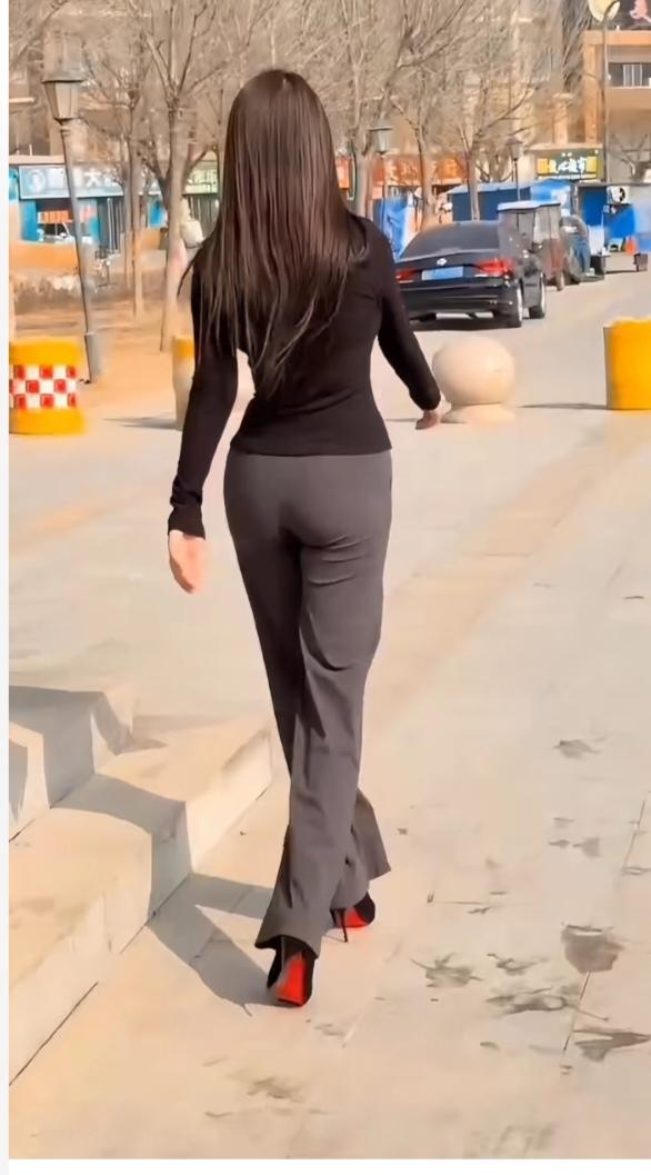 〔美女休闲运动〕
图中画面太美啦！
一个美女在步行；
清闲街道人甚少；
美女就是