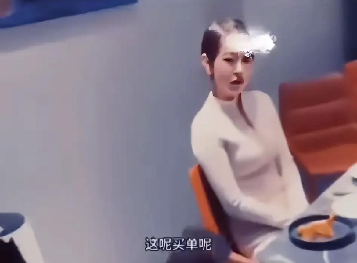 小姐姐相亲的方式真的是奢华到不行了，这不又有一位小姐姐被网友拍到相亲的画面，真的