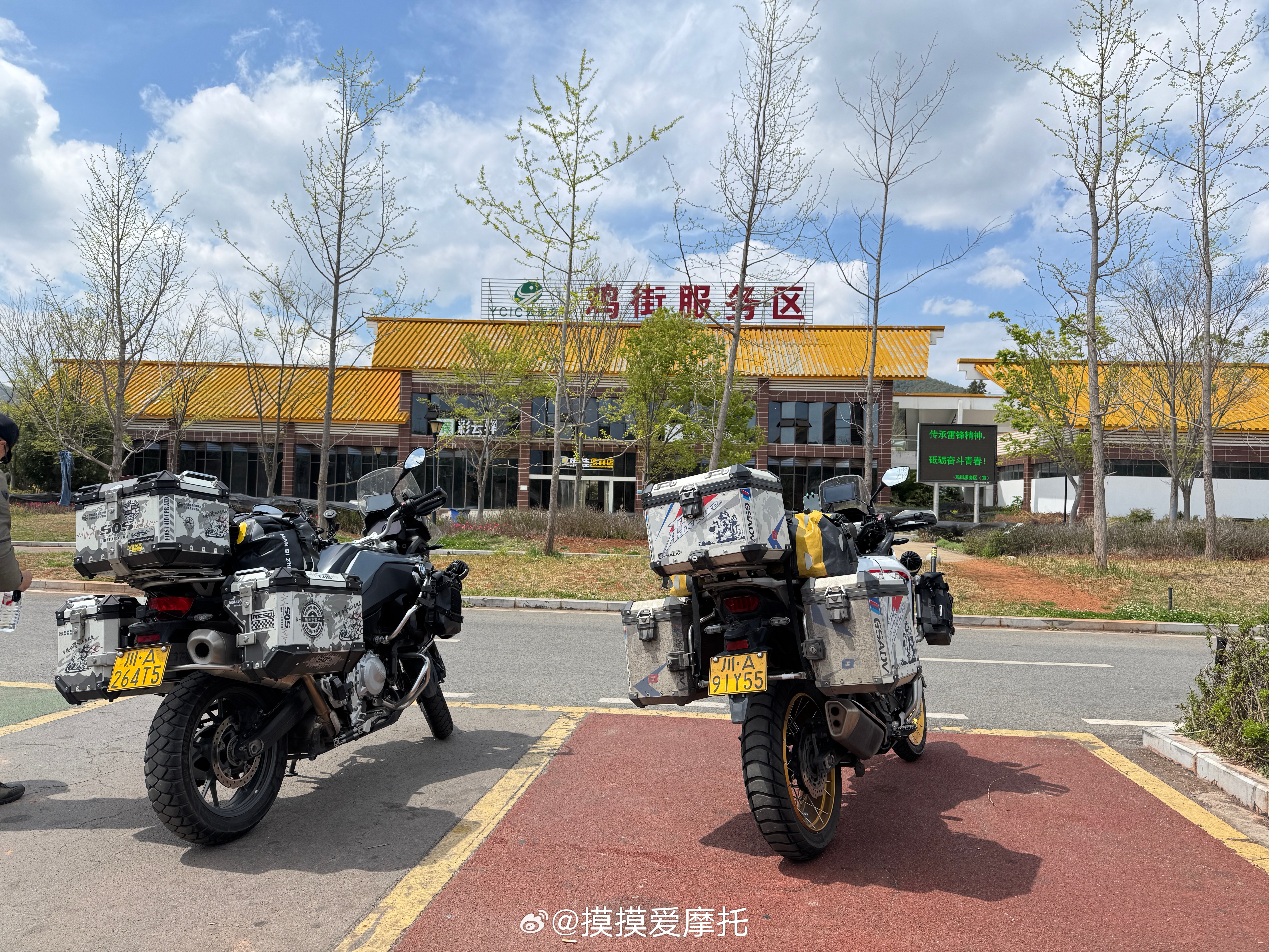 和摸摸去摩旅 在鸡街服务区吃个35的自助餐，今天骑了777公里了还剩470公里机