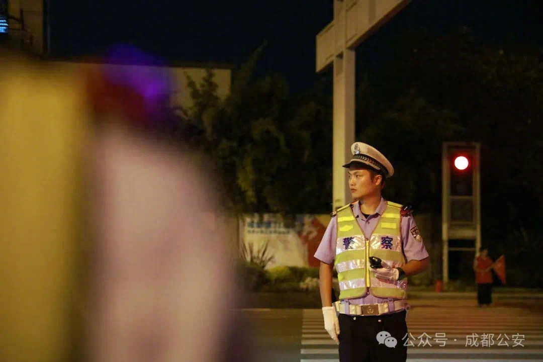 因公牺牲的27岁辅警孩子刚满百天 【成都27岁辅警不幸因公牺牲，孩子刚满百天】2