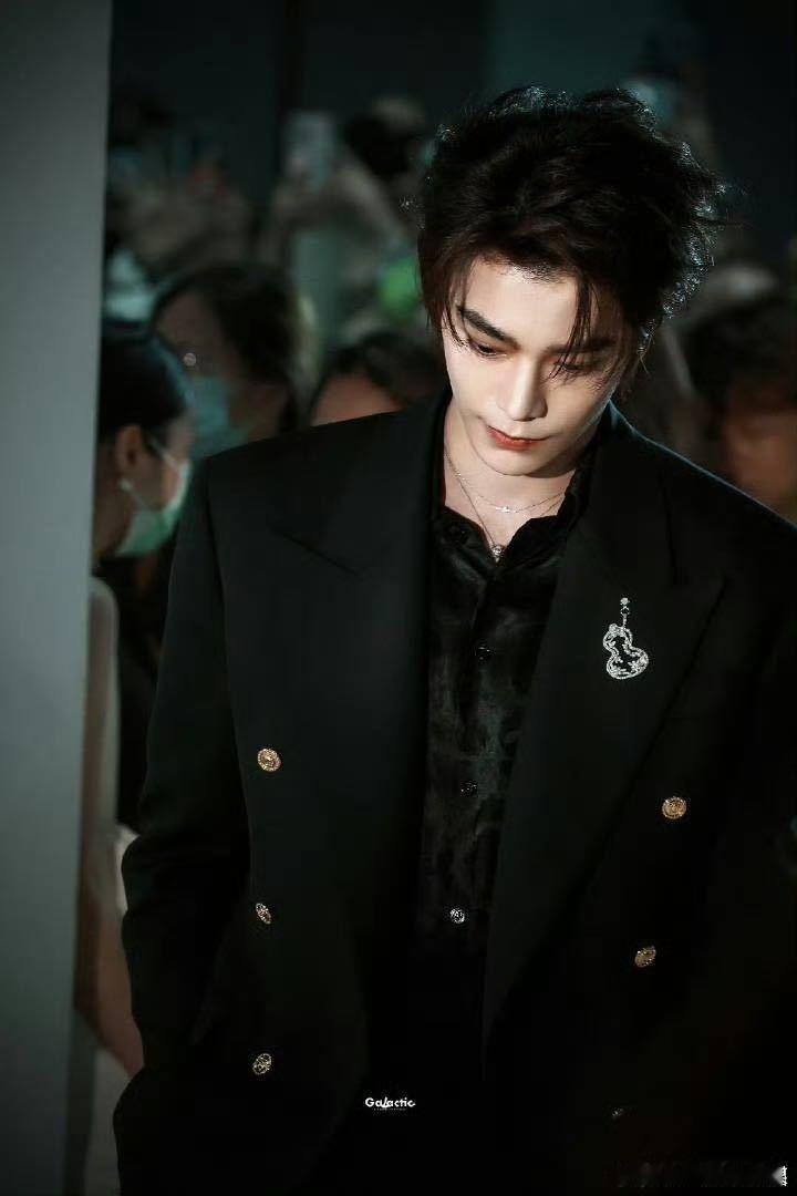 丁禹兮泰国活动生图丁禹兮穿着黑色西装出席泰国活动，简洁的造型却充满了力量感，现场