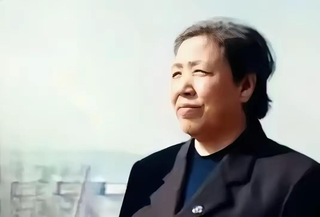 她是最低调的主席夫人，晚年骑自行车上下班，如今95岁高龄仍健在。说起主席夫人，很
