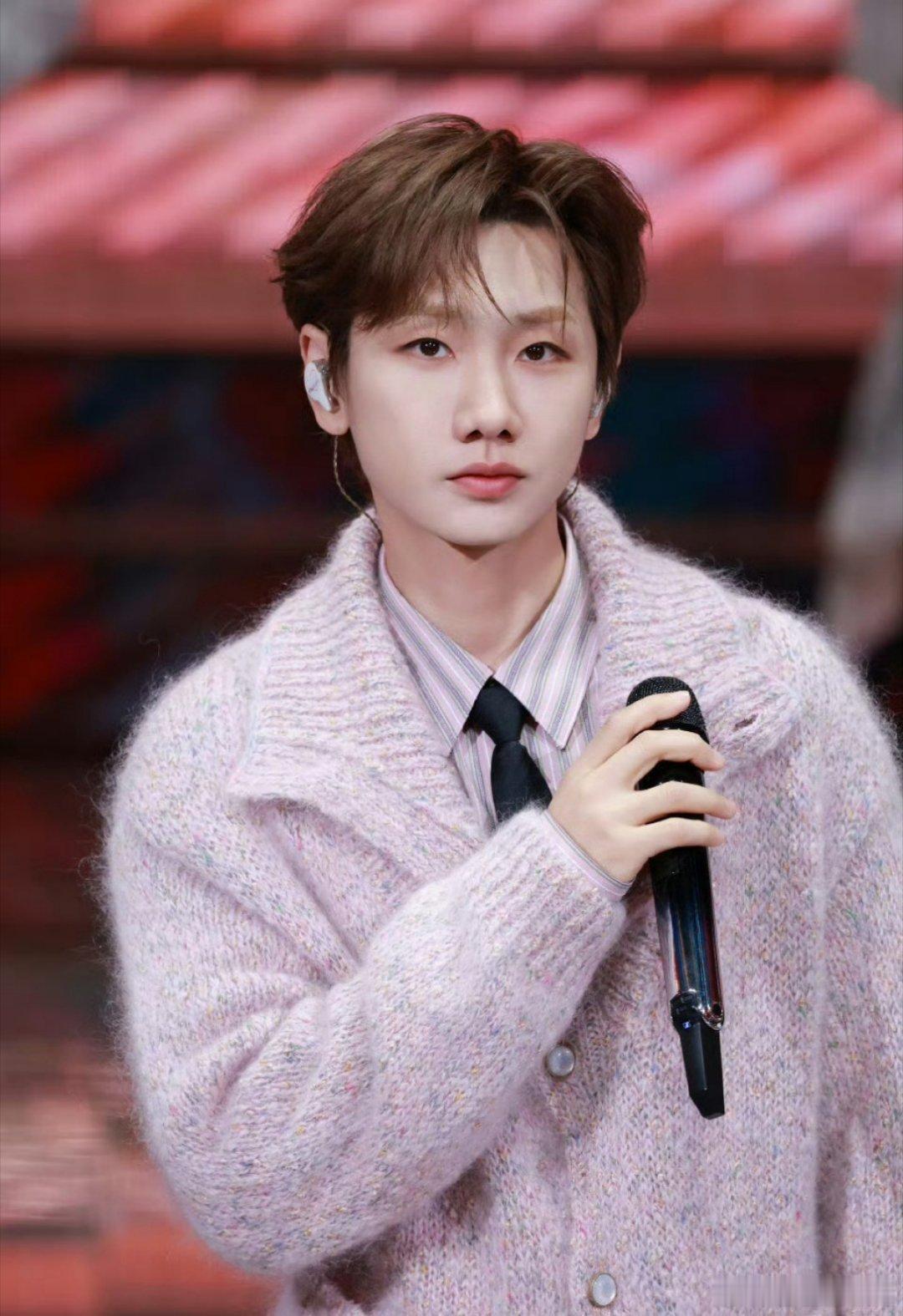 汪苏泷毛衣看辽宁春晚，结果相中了汪苏泷的粉色毛衣，泷泷真的好适合粉色啊～这件毛衣