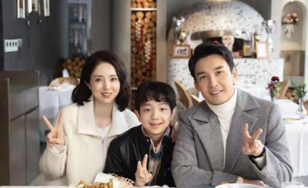 央视春晚导演组凌晨撤下节目单时，你正在刷手机。
他们用四个月驻扎在湖南山村，只为