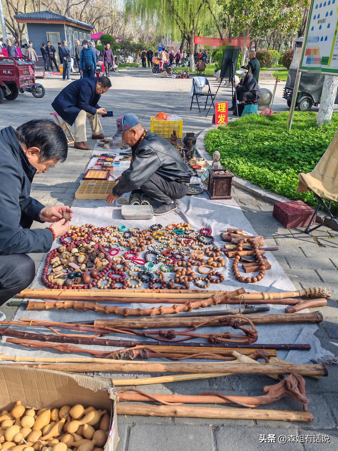 又是一个被玩废的行业
这是我昨天路过西安一公园早市随手拍下的几张图片，感觉文玩这