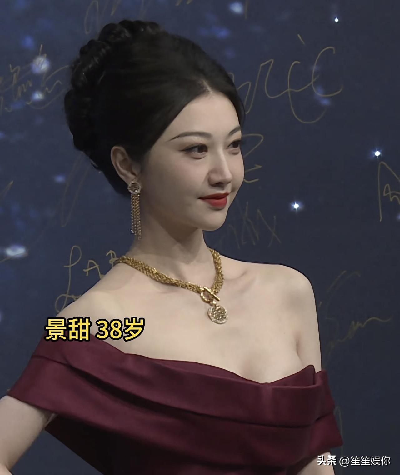 景甜被称作人间富贵花，其实多少有点名不副实。
真正的富贵花，底气源于自身根基与安