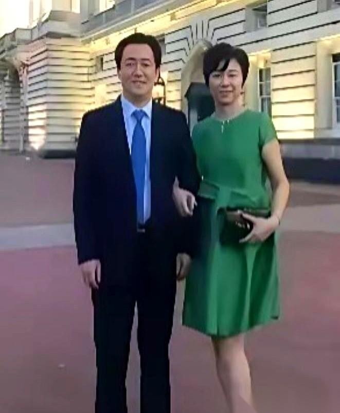 许家印的妻子丁玉梅，现在在英国尝到了什么叫“看得到，摸不着”。
英国法院刚刚划下