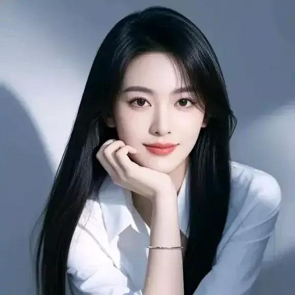 温柔黑发，白皙肌肤，甜美笑容，优雅气质，白衬衫，时尚妆容，轻松自在，享受生活。少