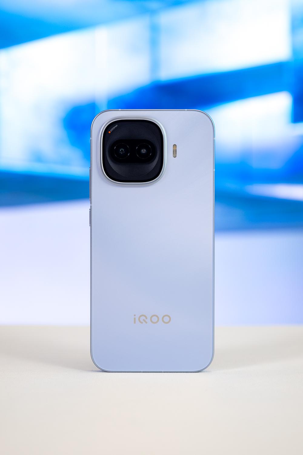 iQOO Z11 Turbo沧浪浮光版本真机实拍图。手机摄像头Deco部分是全新