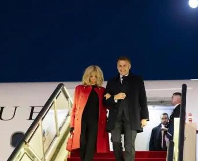 马克龙结束访华之行，法国随行人员：好震撼！我们住的酒店在高楼之间，成都的高铁站像