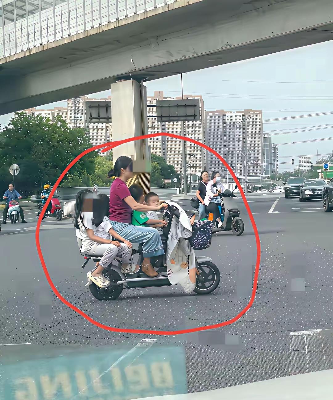 网友说很好奇，为什么她不买个小轿车，这样开摩托车太危险了吧！