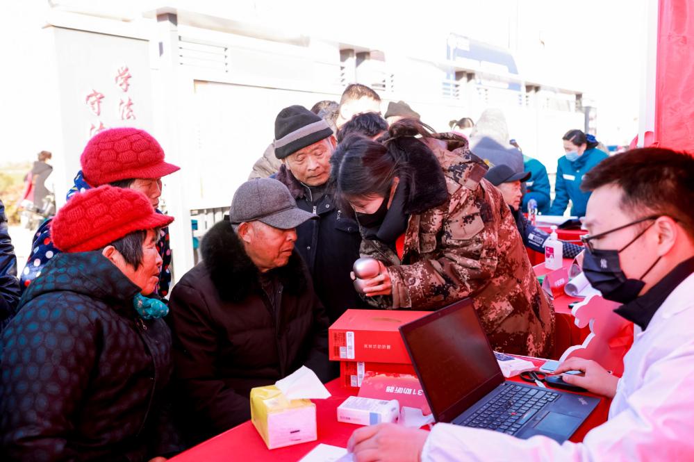 刘强东拿出1400万现金给家乡老人发红包，60岁以上老人每人一万块！
 
刘强东