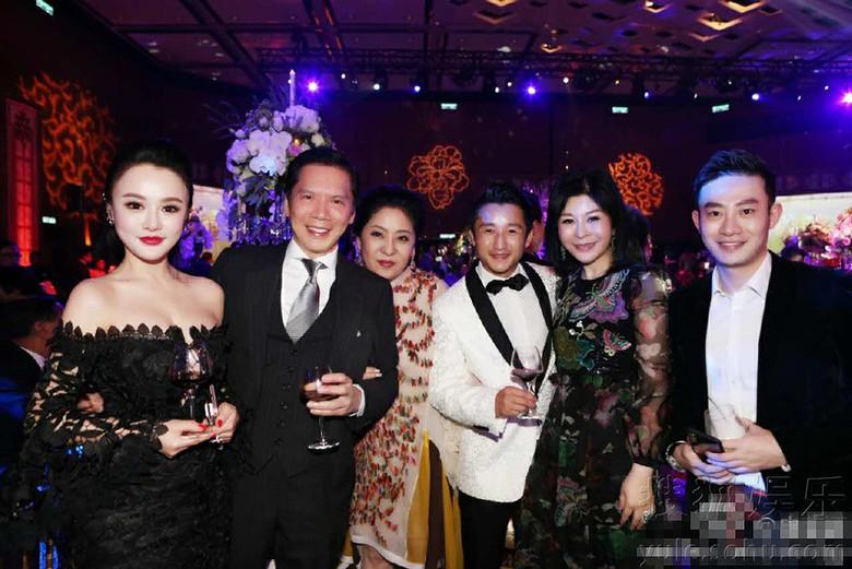 邹市明夫妇和向华强夫妻合影，冉莹颖还蛮自信的。毕竟老公负责赚钱养家，她负责貌美如