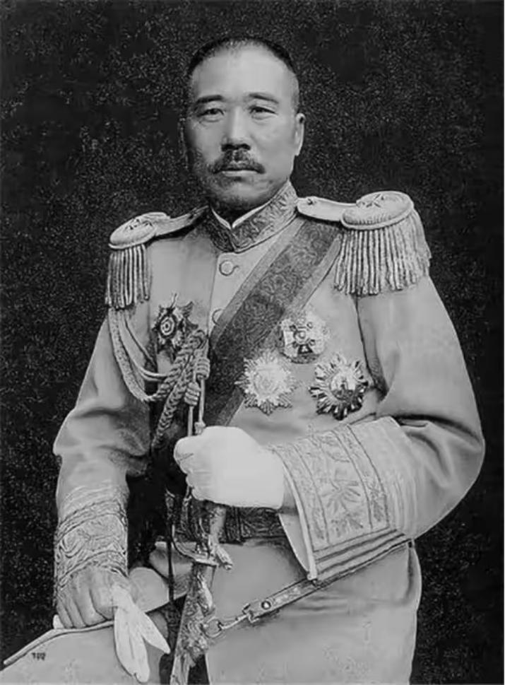 1923年，张宗昌小妾生病，请来名医施今墨。施今墨刚要写药方，却突然停下。张宗昌