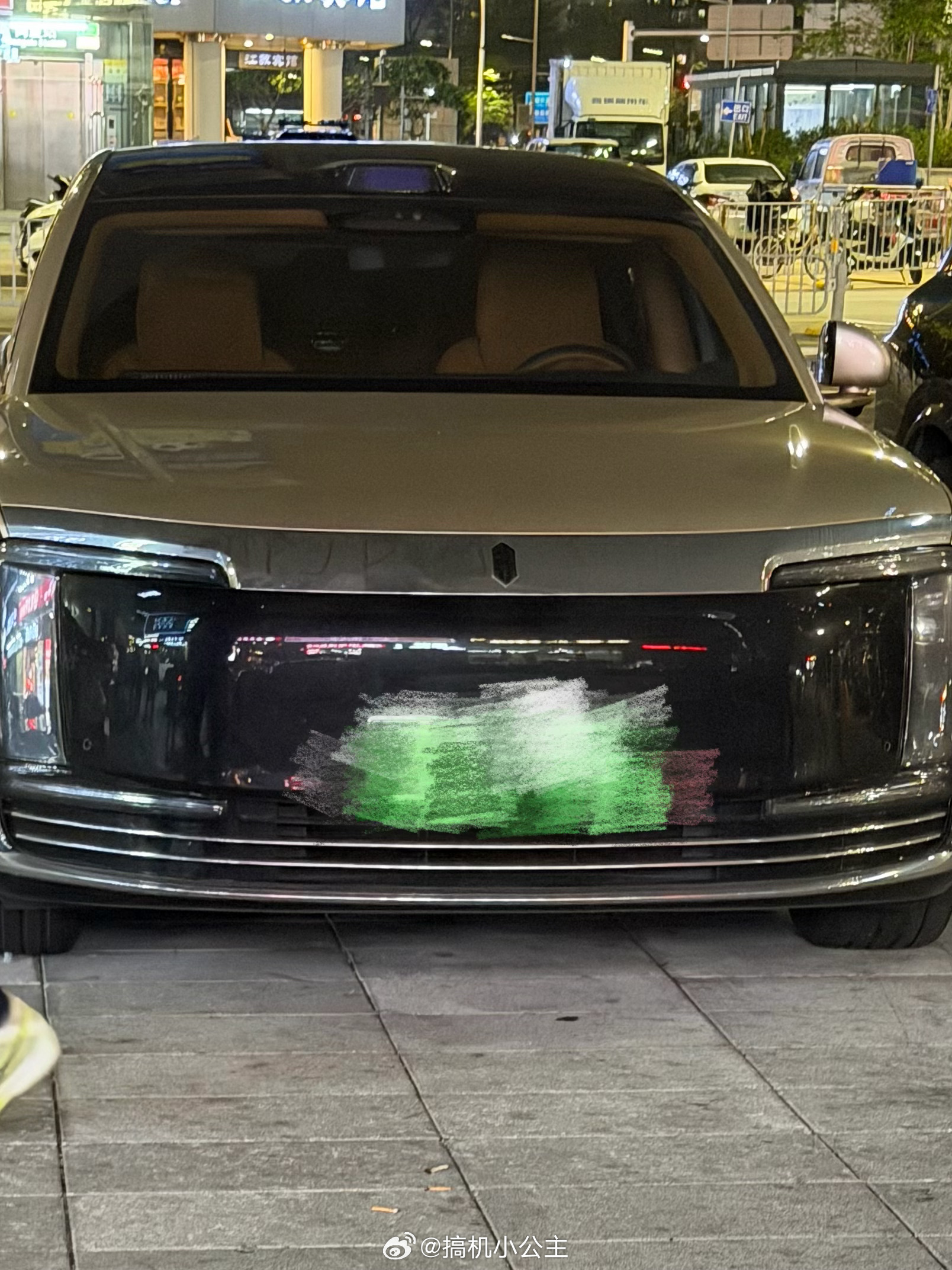 笑死 刚在一条窄路上遇到一辆尊界S800，把我和外卖小哥都堵住了，眼见小哥情绪越