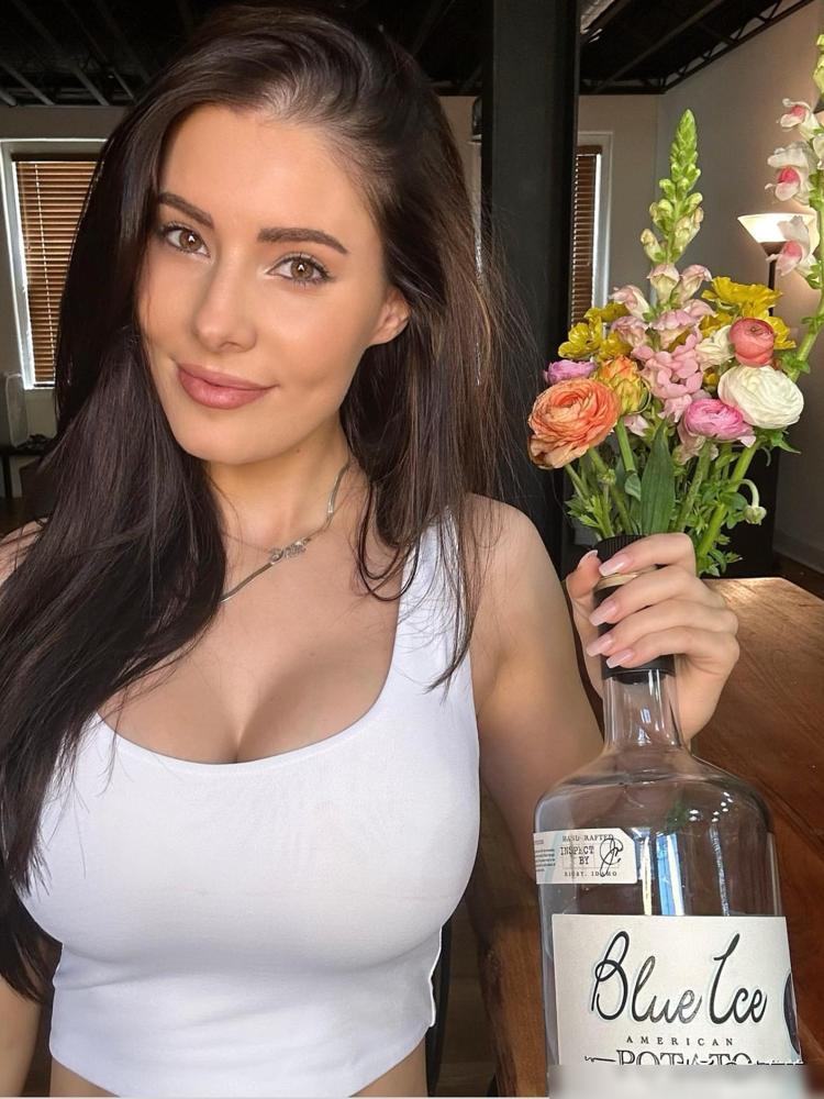 1996年生的美国博主Erin Olash，堪称“火辣宅女”天花板！
跨平台粉