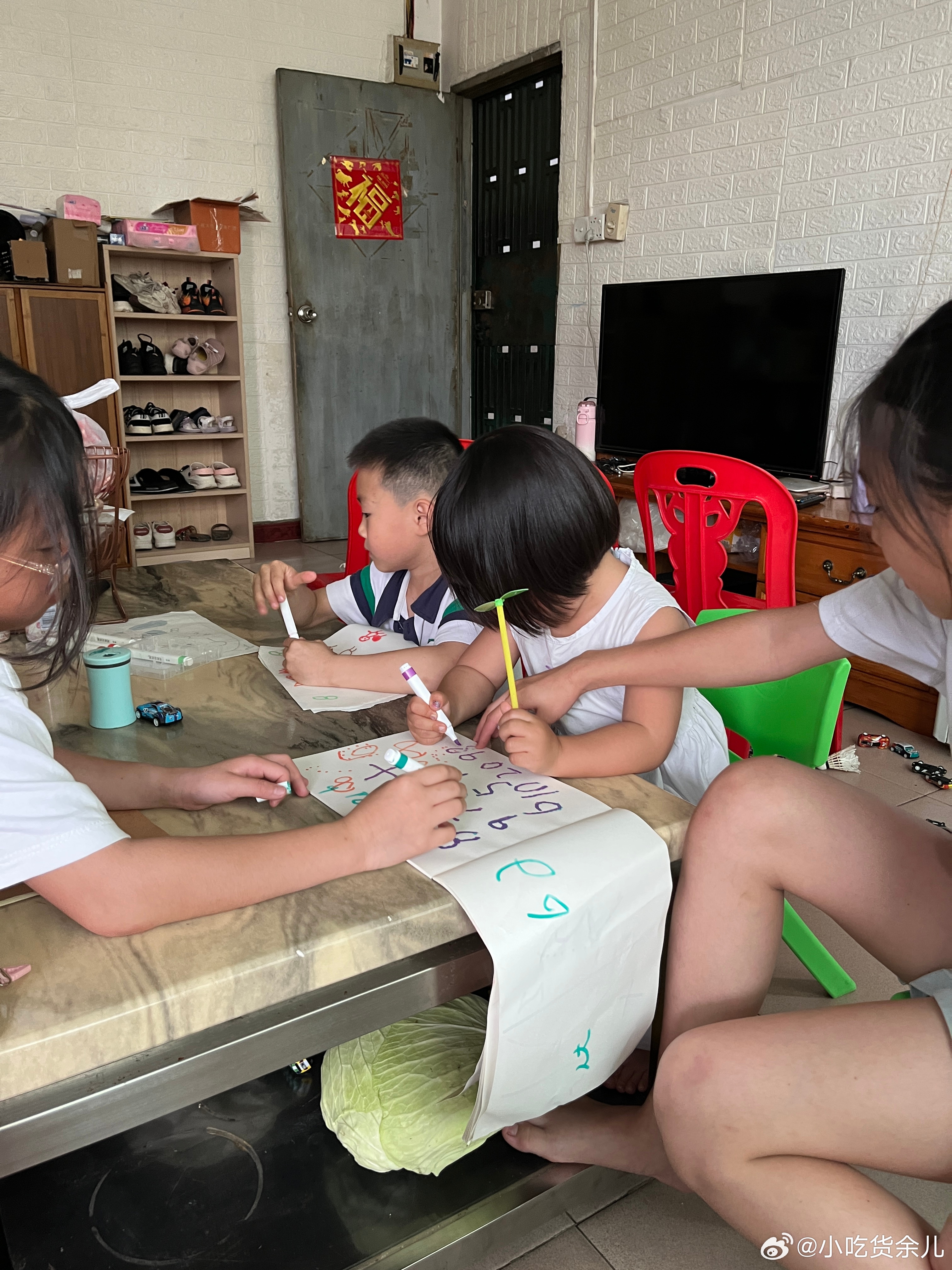 上一刻安安静静，下一刻骂骂咧咧张凌赫强忍着情绪和粉丝打招呼