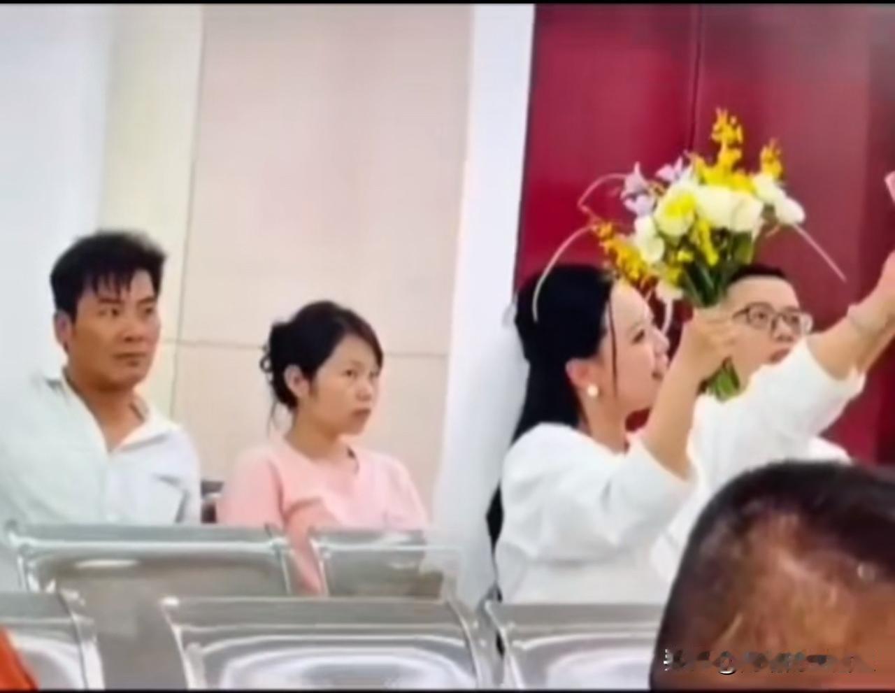 民政局刺眼的一幕。
准备结婚的对婚姻充满憧憬，经历过婚姻的满脸疲惫。

也许当年