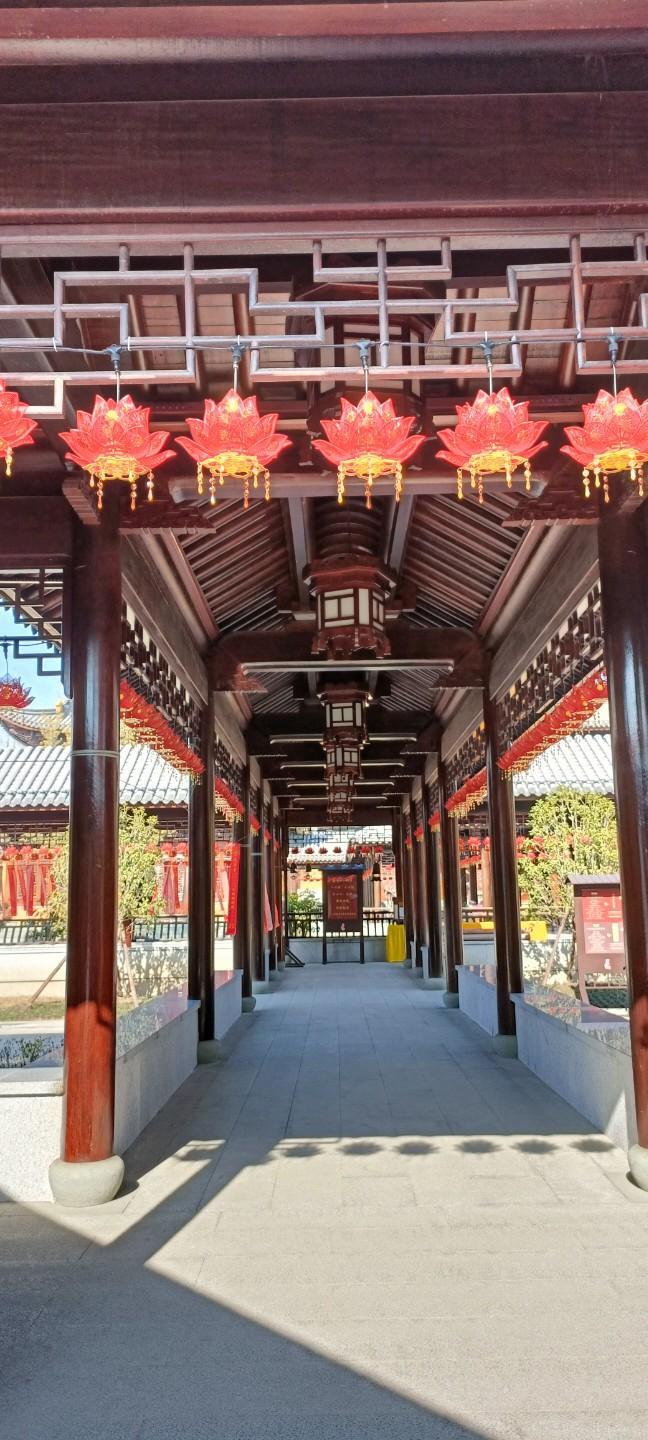 古风长廊，红灯笼点缀，感受传统韵味。
上联：红莲映古寺，
下联：香火绕长廊。