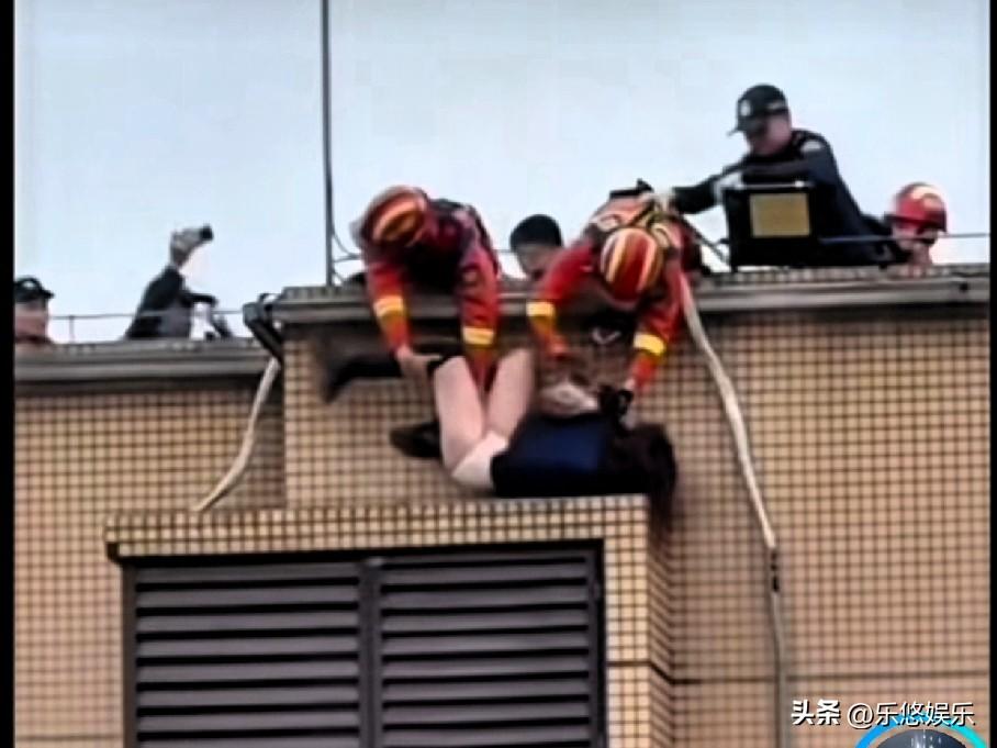 惊心动魄30秒！消防员舍生忘死，高空展开生死营救！
这扣人心弦的一幕，让我们再度