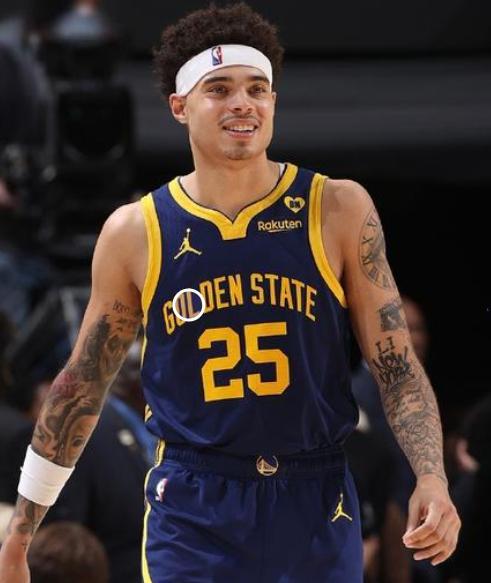 山东男篮在迎回内线外援克里斯后，决定裁掉贝利·斯蒂尔。而同省“兄弟”青岛男篮也在