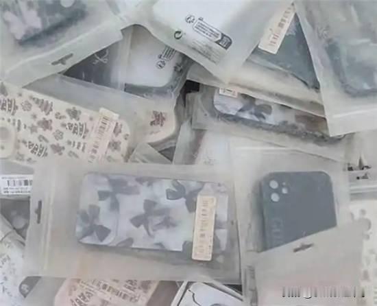 【手机壳要涨价了？】近日，“劣质手机壳铅超标1550倍”“10元以下手机壳合格率
