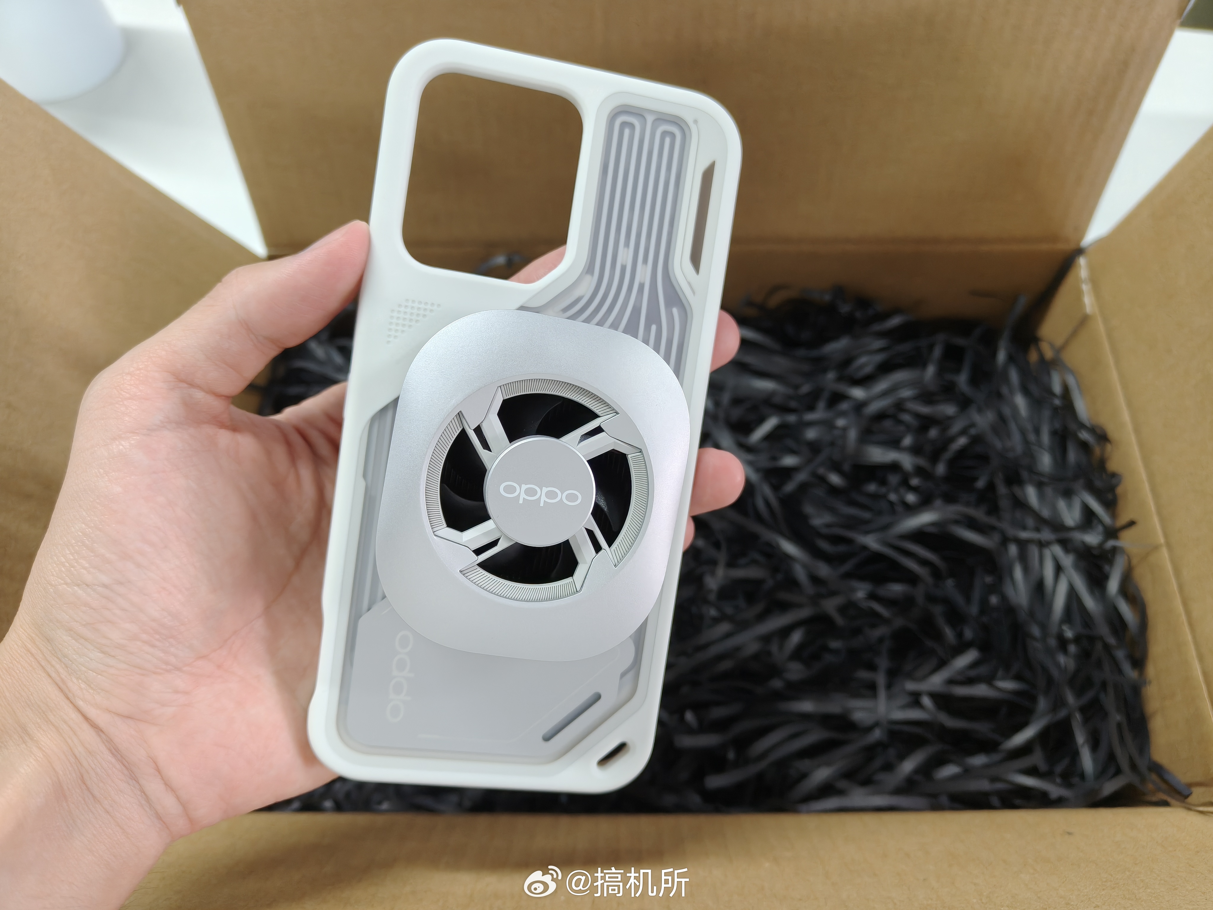 这次 OPPO K15 Pro 系列的邀请函居然和得物合作了，里面是 OPPO 