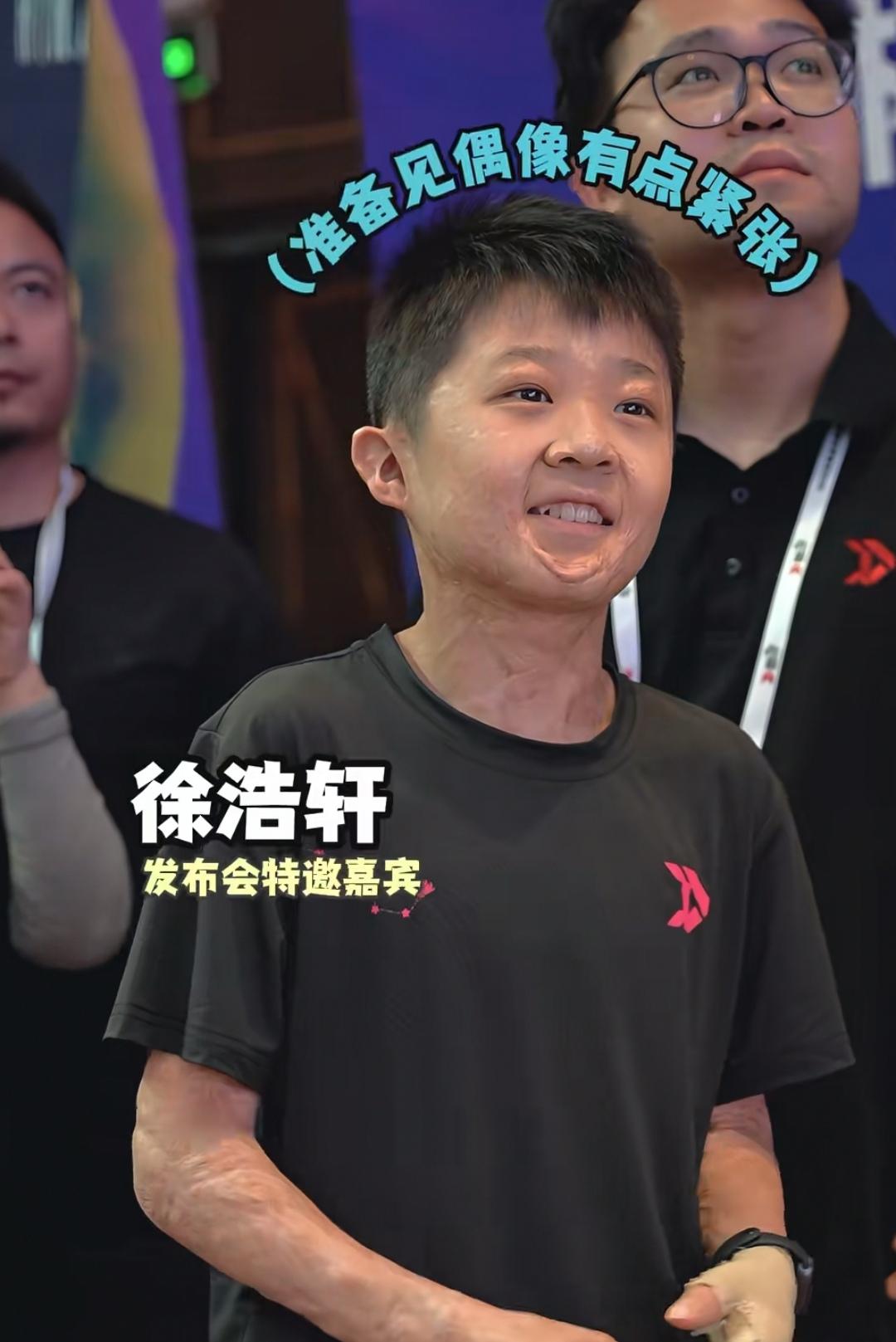 是谁让林丹亲自为他送花
为了和他来一场球场上的切磋，林丹特意做了上场前的训练。