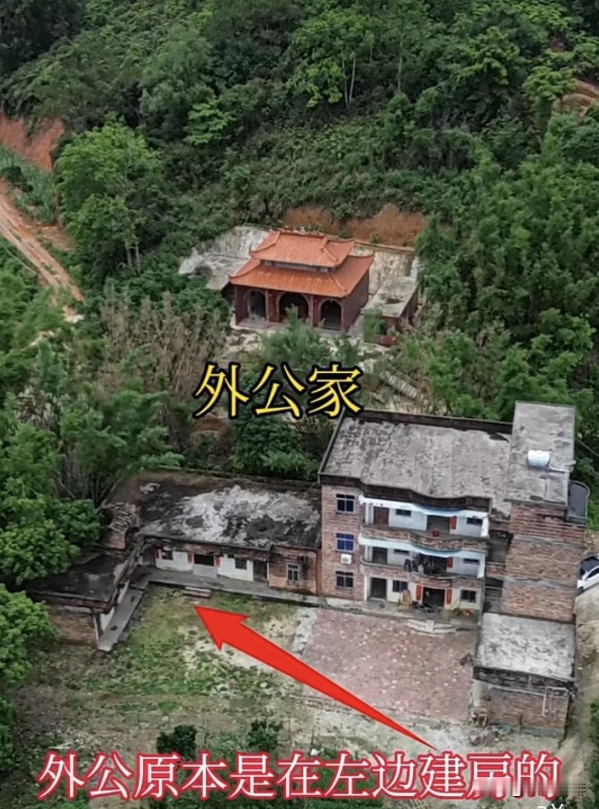 外公原本是在左边建房的，
不知为何就搬到右边来⁉️
你们能看懂什么吗⁉️
