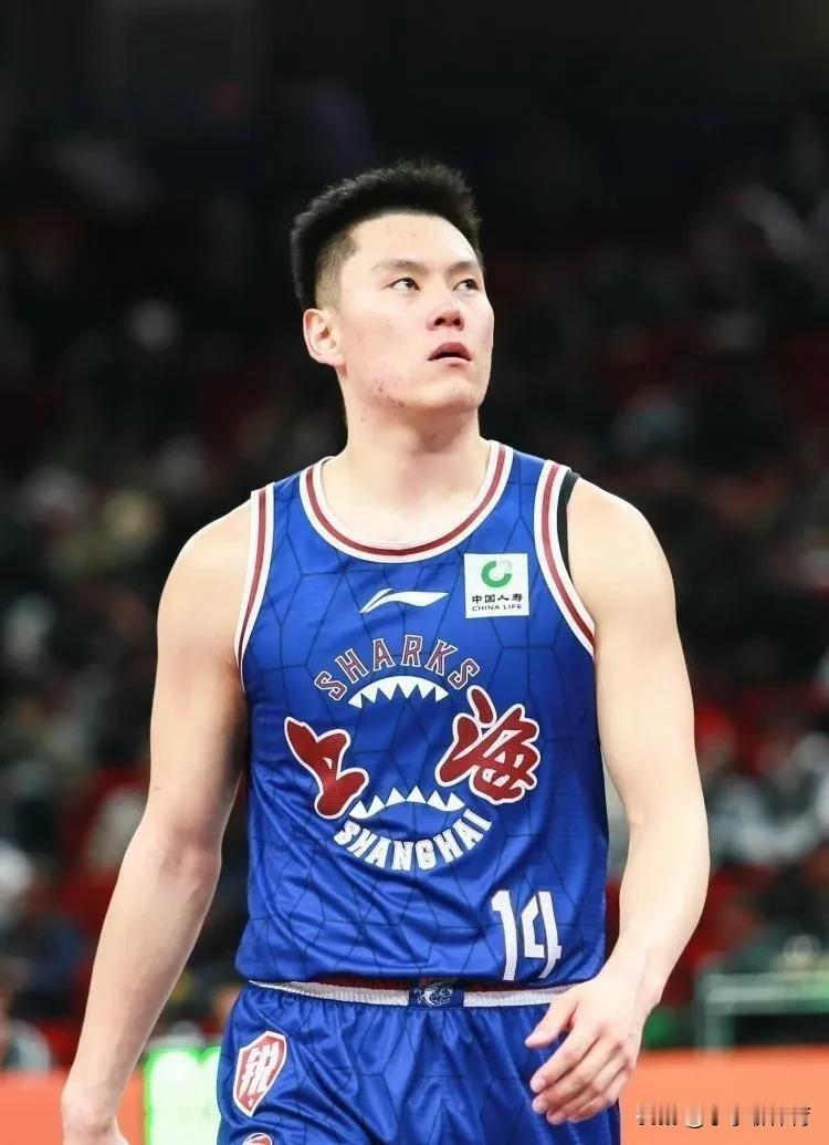 上海主场100:92战胜江苏肯尼亚结束连败，一战看清三名球员；

李添荣：不愧是