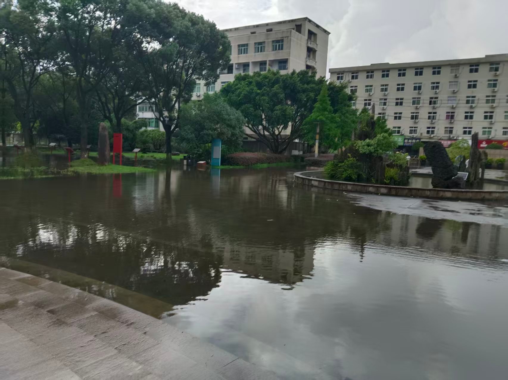 温州苍南特大暴雨致积涝下午的学校 水都满过膝盖了[苦涩][苦涩][苦涩] ​​​
