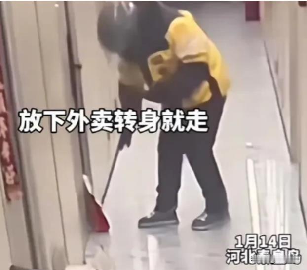 “太恶心！”河北秦皇岛，一女子点了份外卖，岂料，女子拿到后突然闻到一股尿骚味，还