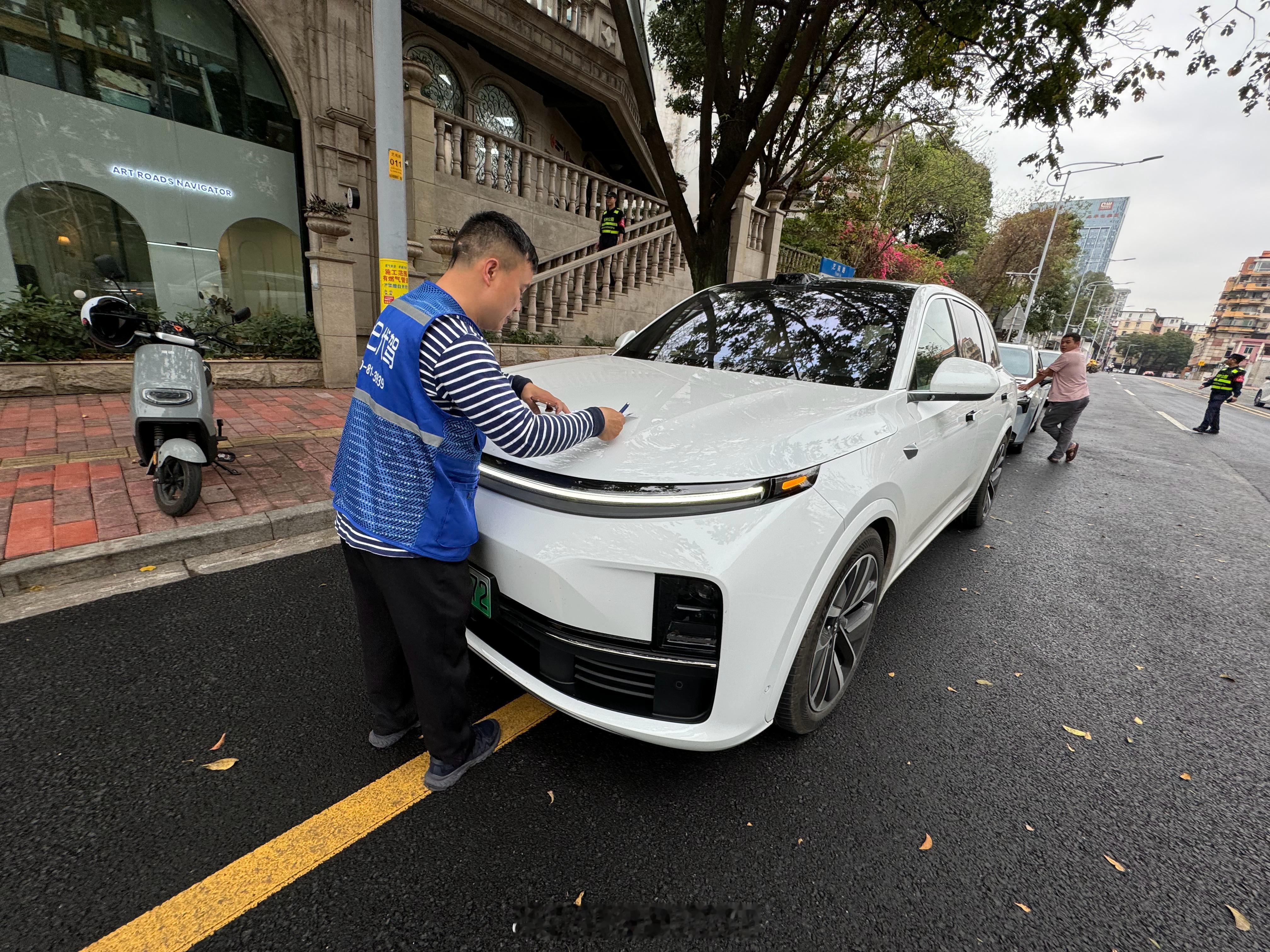 要给理想 L7 做增程器小保养了（首保），于是第一次用上了理想的用车服务包里的取