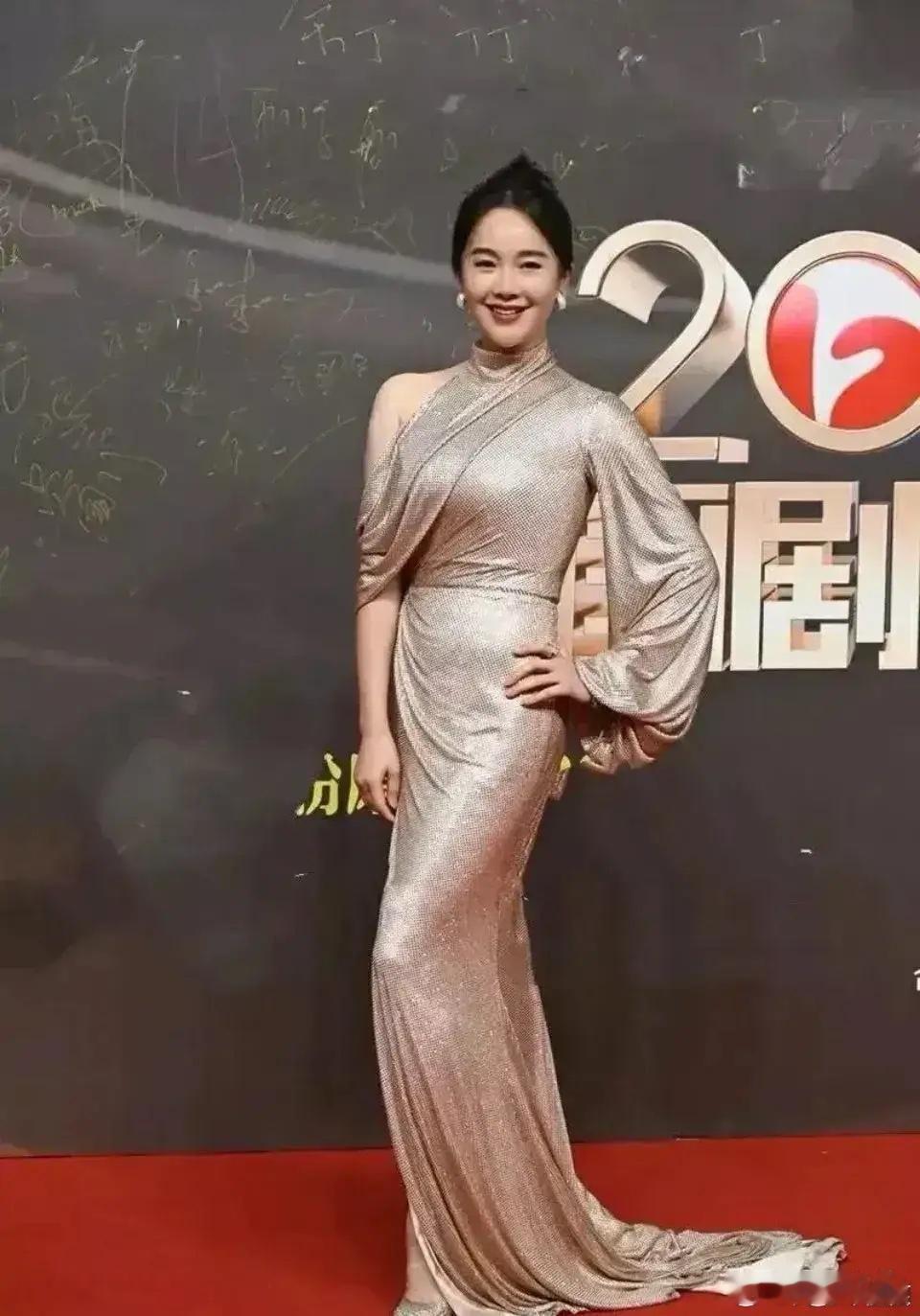 左小青还是保守了，没想到混迹娱乐圈这么多年，穿衣风格还是放不开，不过这件衣服穿在
