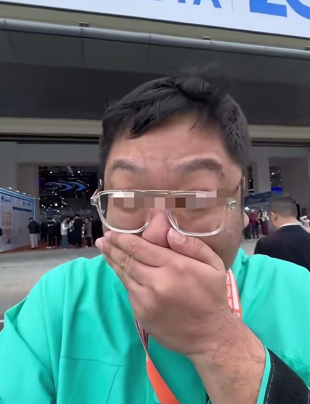 在珠海2025亚洲通用航空展厅门口，很多博主不约而同地发个视频，炫耀一下胸前的准