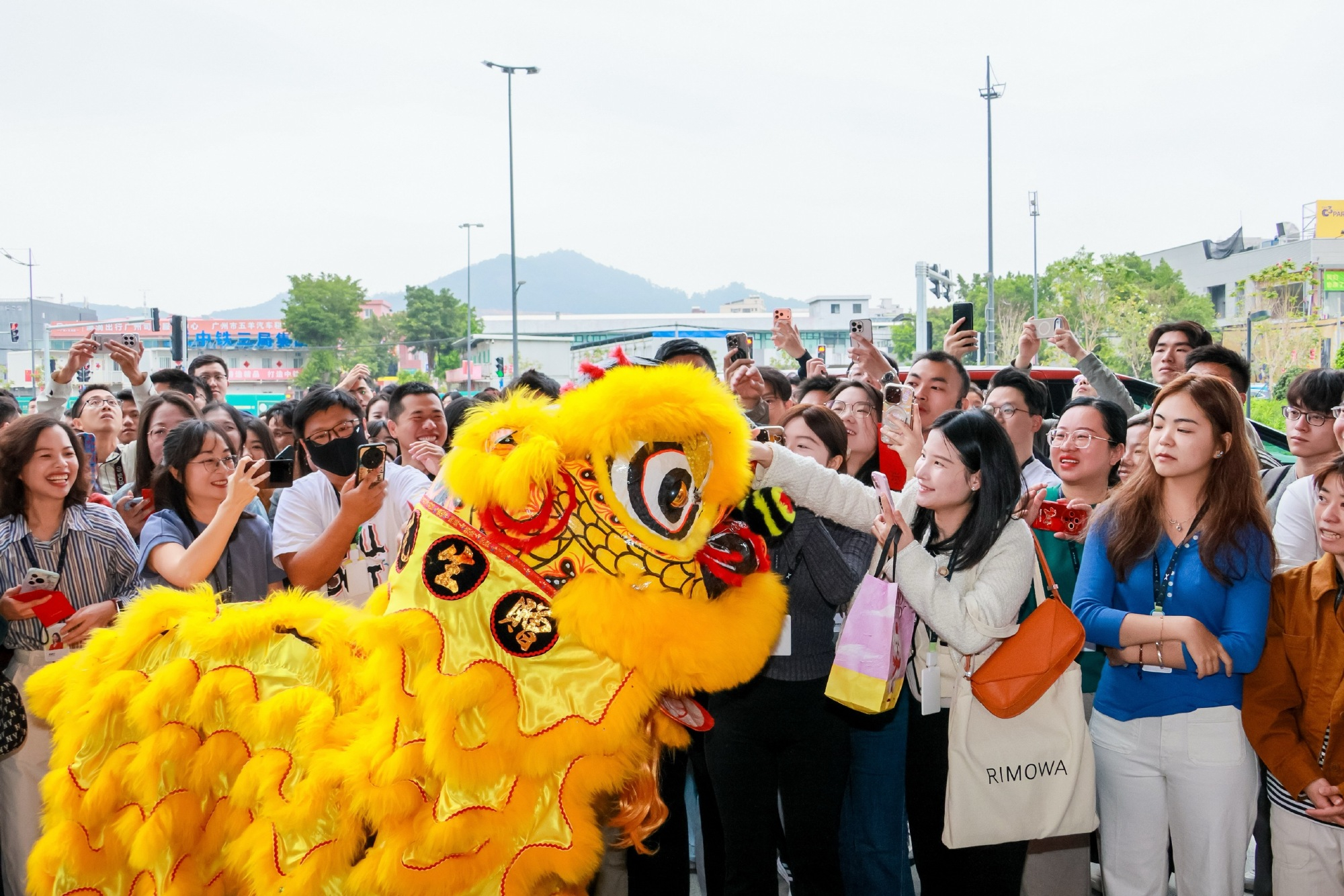 小鹏汽车这开工仪式感还挺强的，小鹏总携新款小鹏 X9 纯电版，载两头醒狮喜迎开工