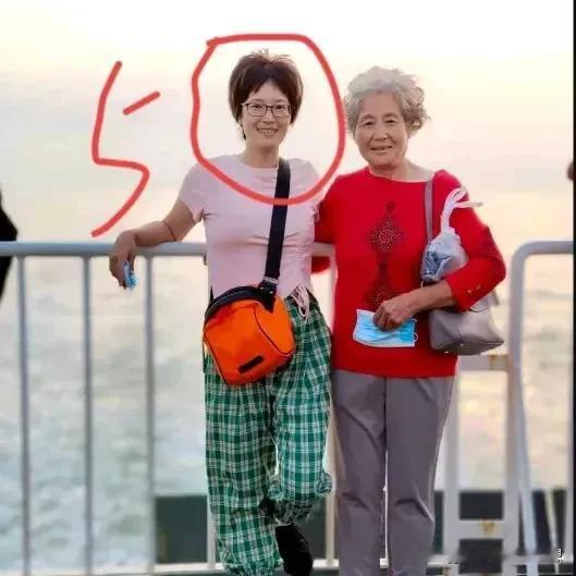 徐女士一家不仅背刺网友，还背刺媒体，最惨是徐闻公安、日照交警在年前被他们整到要为