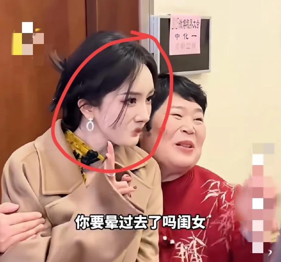 有点理解杨幂了。她那一脸“嫌弃”、不笑的样子，未必是不舒服，或许是为了少长纹——