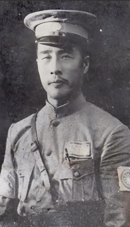 1938年1月，河南漯河，寒风刮得紧，路边的枯草冻得发脆。一处宅院外，郑洞国的车