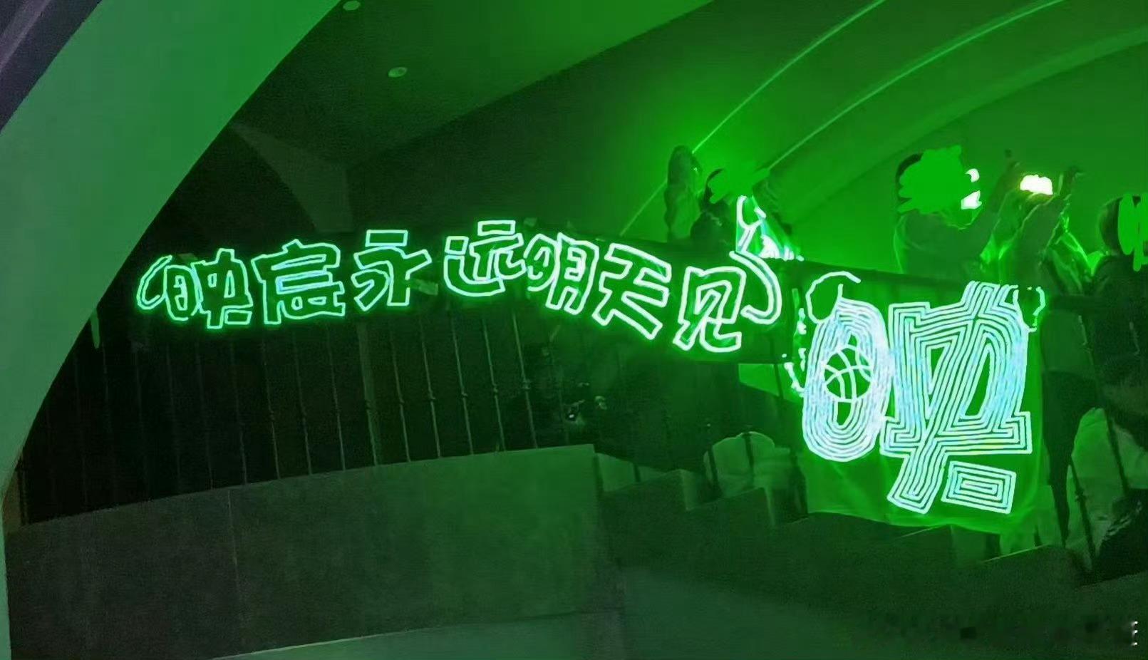 TF五代朱映宸粉丝灯牌标语撞了四代师兄陈奕恒的灯牌……时代峰峻不是内娱最后一个封