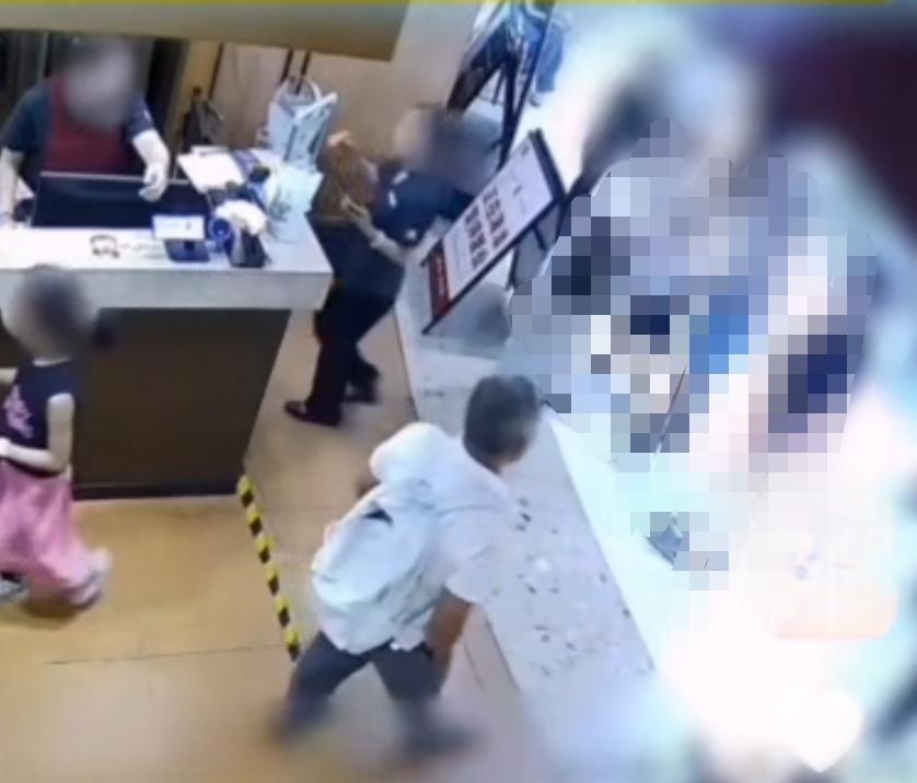 长沙碰触女子事件的四个巧合，影响深远。一是男孩在餐厅跑动巧合碰触到女子后面沟部，