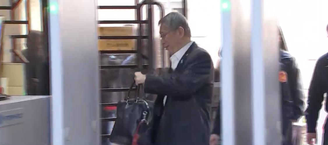 柯文哲今天22日再过堂蔡专家的案子，也快该宣判了吧图7图8是专家的脚镣热点现场，