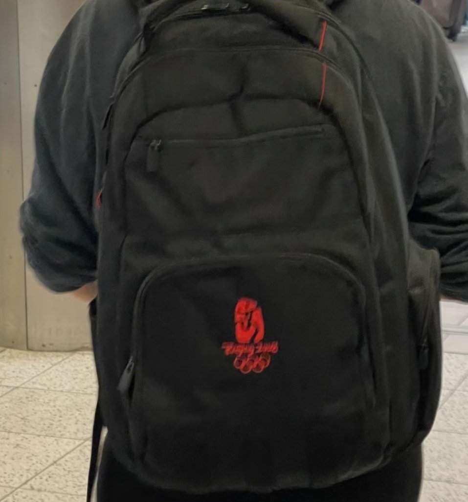 71岁意大利记者还在用北京冬奥会背包北京冬奥会发放的媒体背包设计耐用，经历多年使