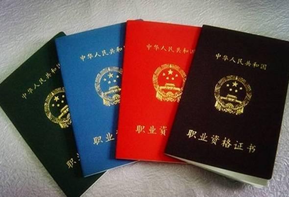 昨日在街头偶遇多年不见的朋友，闲聊之余才知他们学校在几年前撤并后，他便进入到乡镇